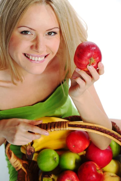 Frau hält einen Korb mit Obst — Stockfoto