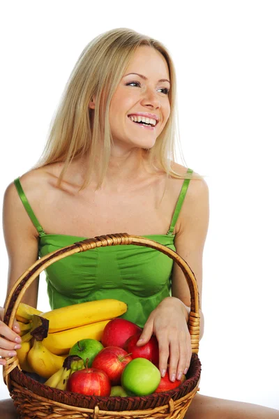 Γυναίκα κρατά ένα καλάθι με φρούτα — Φωτογραφία Αρχείου