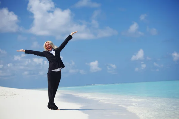 Glad affärskvinna på havet kusten — Stockfoto