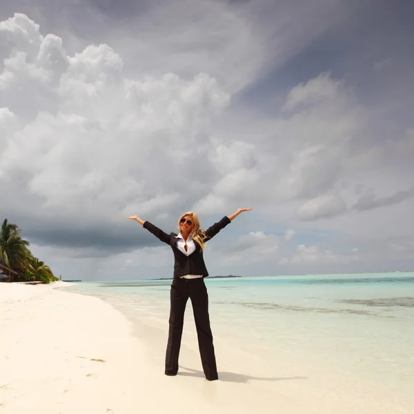 Happy business woman on the ocean coast — Stock Photo, Image