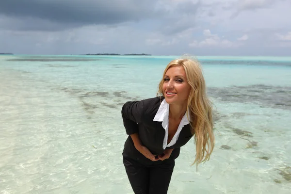 Gelukkig zakenvrouw op de Oceaan kust — Stockfoto