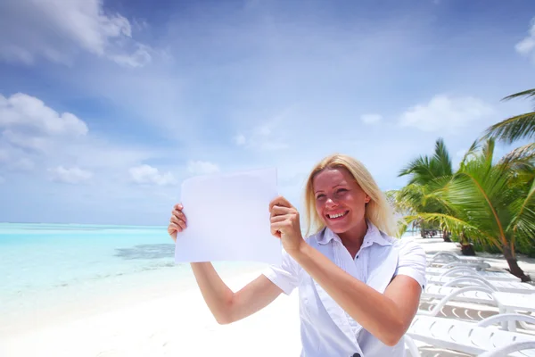 Business woman with blank paper on the ocean coast — Stock Photo, Image