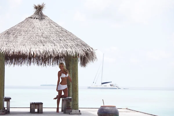 Tropic kvinna på verandan — Stockfoto