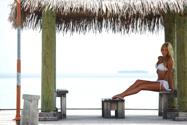 Tropická žena na verandě — Stock fotografie