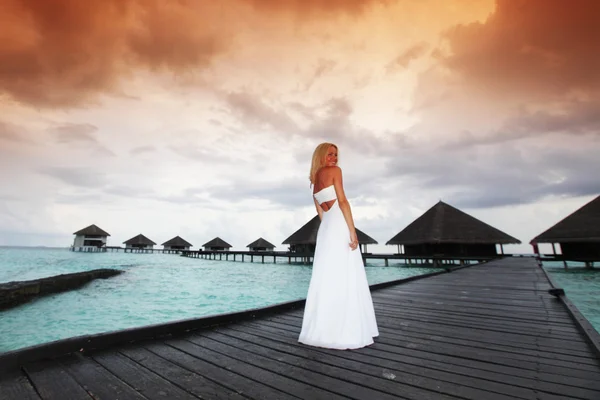 Γυναίκα σε ένα φόρεμα για Μαλδίβων ηλιοβασίλεμα — Φωτογραφία Αρχείου