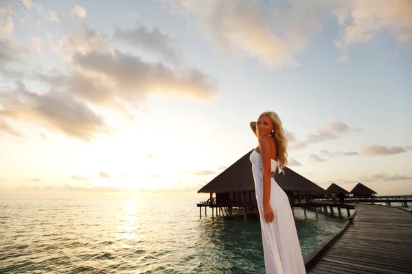 Donna in un vestito sul tramonto maldiviano — Foto Stock