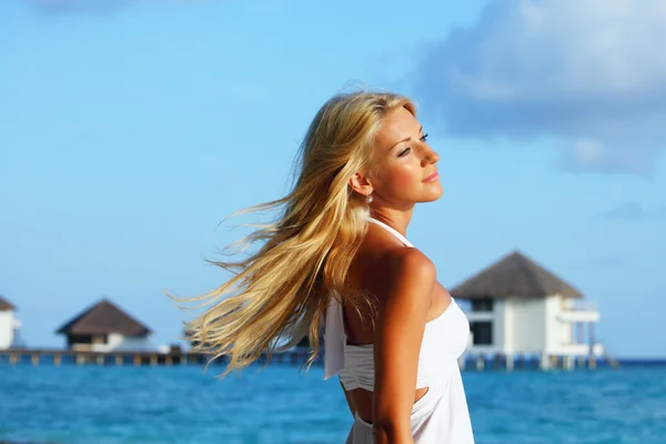 Woman on tropical beach — Stock Photo, Image