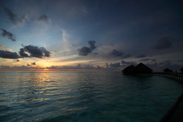 Case maldiviane all'alba — Foto Stock