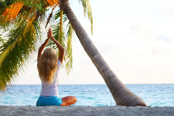 Mujer yoga bajo la palma — Foto de Stock