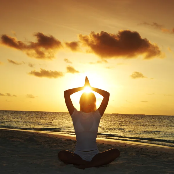 Sonnenuntergang Yoga-Frau — Stockfoto