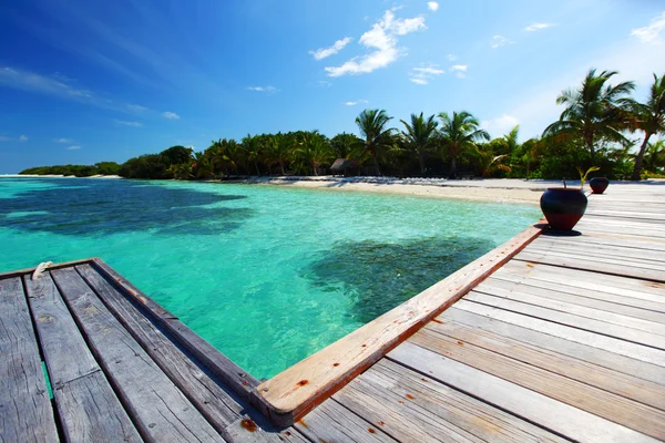 Resort maldivian domy v modrém moři — Stock fotografie
