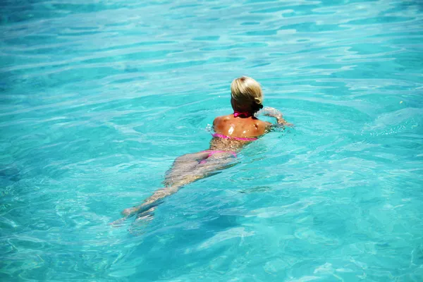 Mujer nadar — Foto de Stock