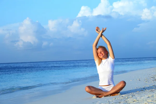 Yoga mujer en la costa del mar — Foto de Stock