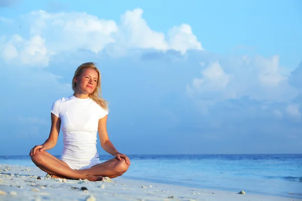 Yoga vrouw aan zee kust — Stockfoto