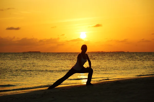 Zonsondergang yoga vrouw — Stockfoto