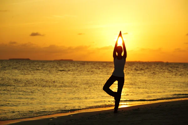 Sonnenuntergang Yoga-Frau — Stockfoto