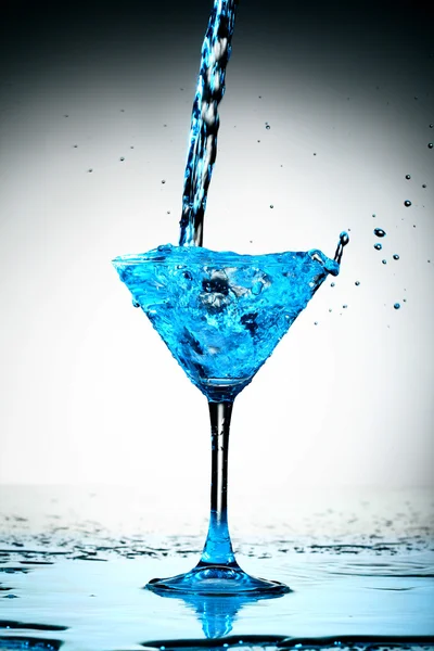 Mavi kokteyl splash — Stok fotoğraf