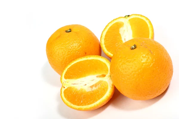 Изолированные апельсины — стоковое фото