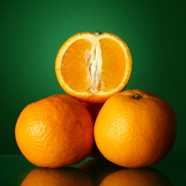Апельсини на зелений — стокове фото
