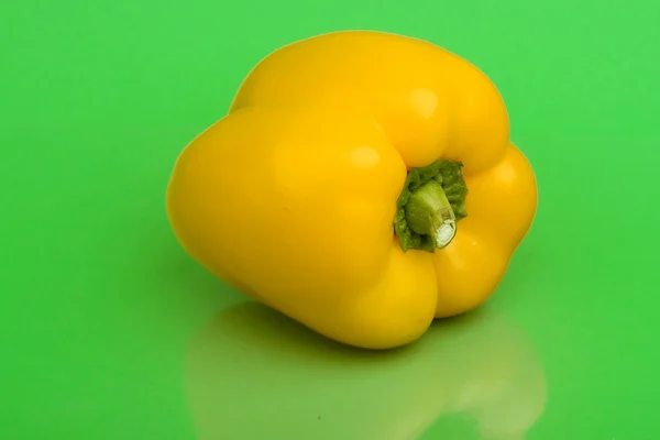 Paprika auf Grün — Stockfoto