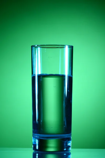 Вода на зеленом — стоковое фото