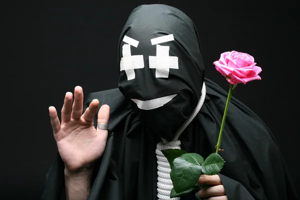 Μαύρο mime που δίνει το τριαντάφυλλο — Φωτογραφία Αρχείου