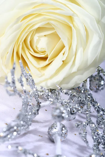 Bílá růže s stříbrná dekorace — Stock fotografie
