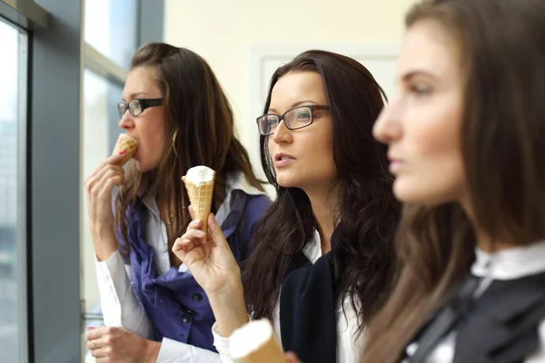 Glada kvinnor slickar glass — Stockfoto