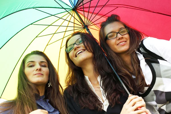 Sorrindo namoradas sob guarda-chuva — Fotografia de Stock