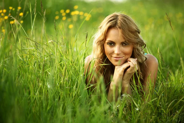 Блондинка на траве — стоковое фото