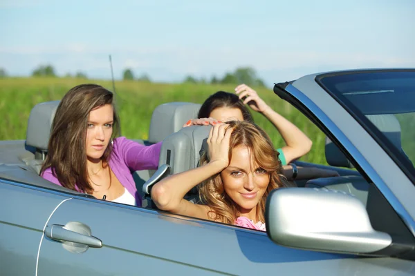Freunde fahren im Cabrio — Stockfoto