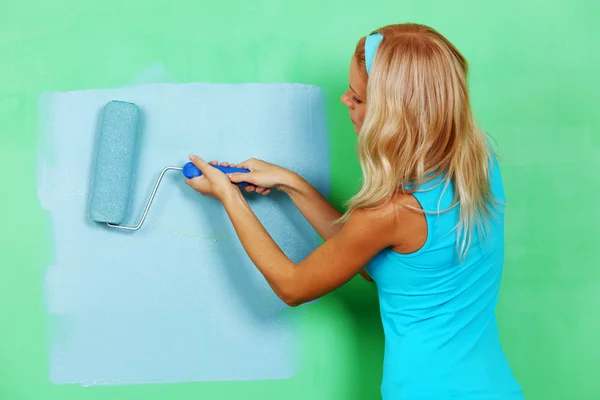 Kvinna måla på väggen — Stockfoto