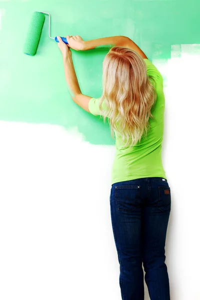 Frau malt an Wand — Stockfoto