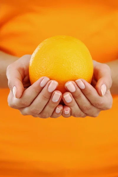 Orange dans les mains de la femme — Photo