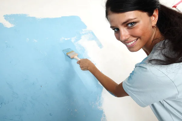 Женщина рисует на стене — стоковое фото
