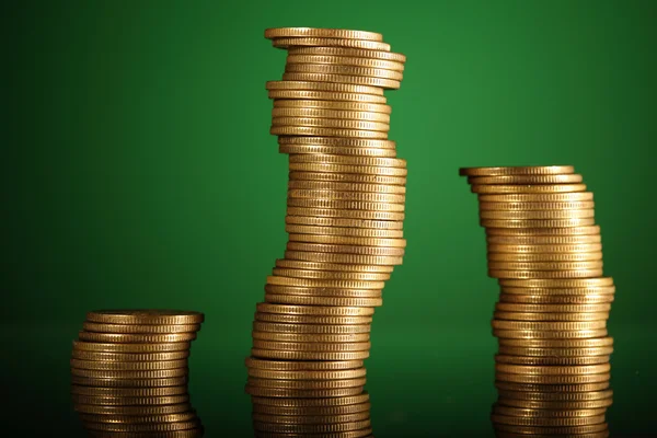 Monedas en verde — Foto de Stock