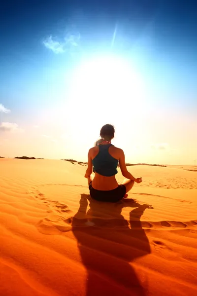 Woestijn yoga — Stockfoto