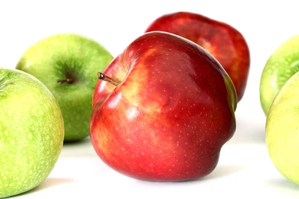 Красные и зеленые яблоки — стоковое фото