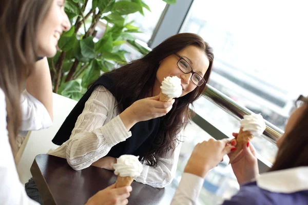 아이스크림을 핥는 여자 — 스톡 사진