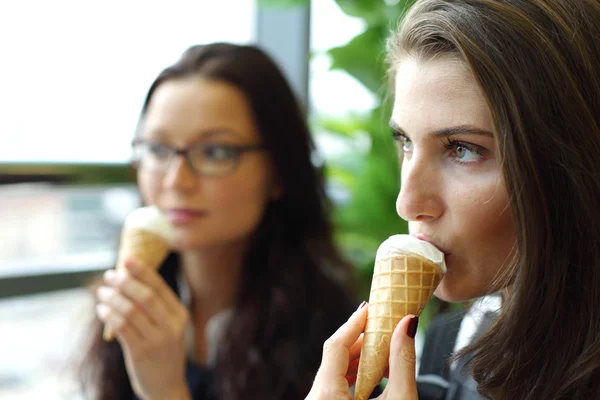 Glada kvinnor slickar glass — Stockfoto