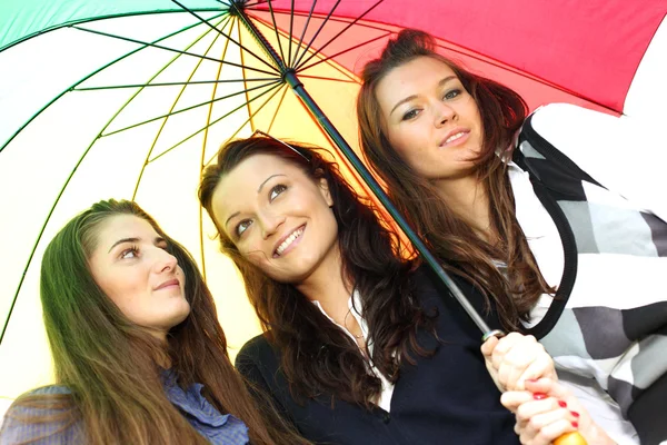 Usmíval se kamarádky pod deštníkem — Stock fotografie