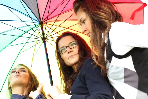 Freundinnen unter Regenschirm — Stockfoto