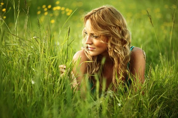 Blondýna na trávě — Stock fotografie