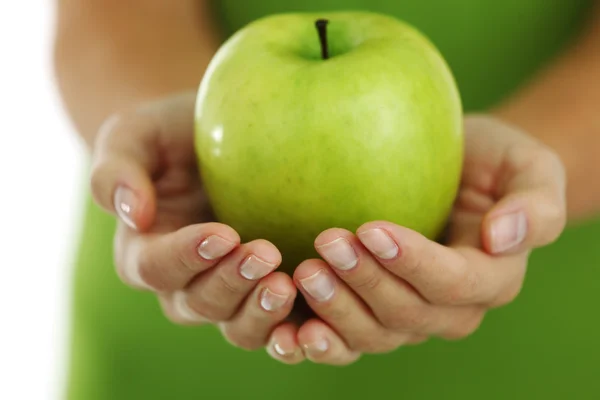 Яблоко в руках женщины — стоковое фото