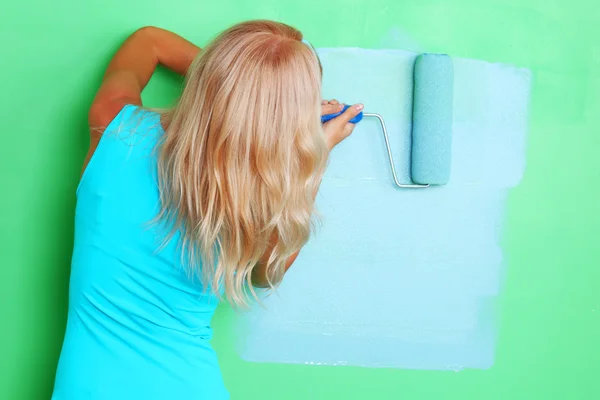 Frau malt an Wand — Stockfoto