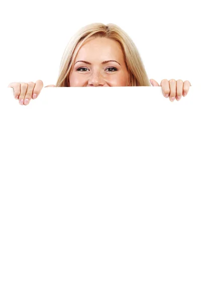 Frau hinter Papier versteckt — Stockfoto