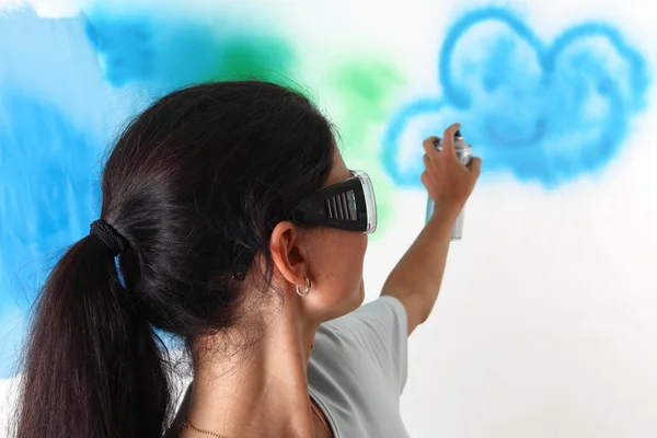 Γυναίκα ζωγραφίζει τον τοίχο — Φωτογραφία Αρχείου