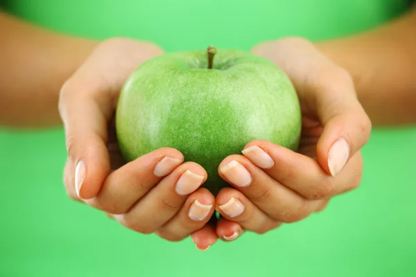 Яблуко в руках жінки — стокове фото