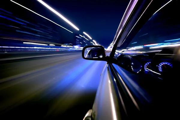 Jazdy samochodem w nocy — Zdjęcie stockowe