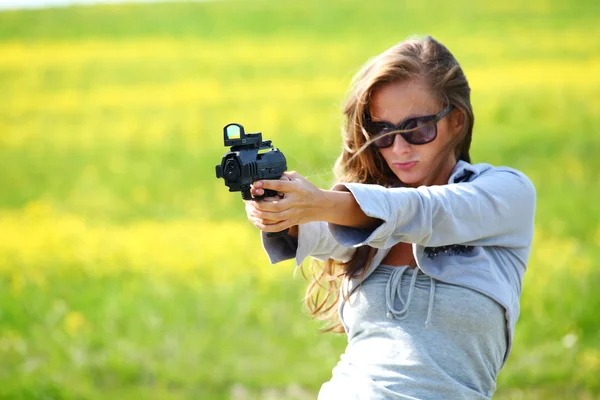 권총 여자 — 스톡 사진